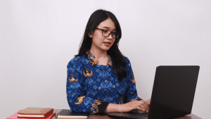 Pegawai Kementerian Membuka laptop sebagai operator helpdesk